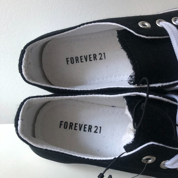Forever21 black white canvas low top sneakers - Picture 3 of 7